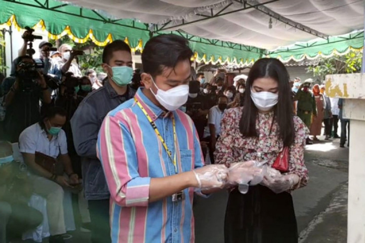 Tiba di TPS sekitar pukul 08.40 WIB, Gibran Rakabuming Raka yang ditemani isteri Selvi Ananda dan sang adik, Kaesang Pangarep diminta mencuci tangan, kemudian mendapatkan pengukuran suhu tubuh dari petugas KPPS. Petugas kemudian memberikan sarung tangan sekali pakai kepada ketiganya.