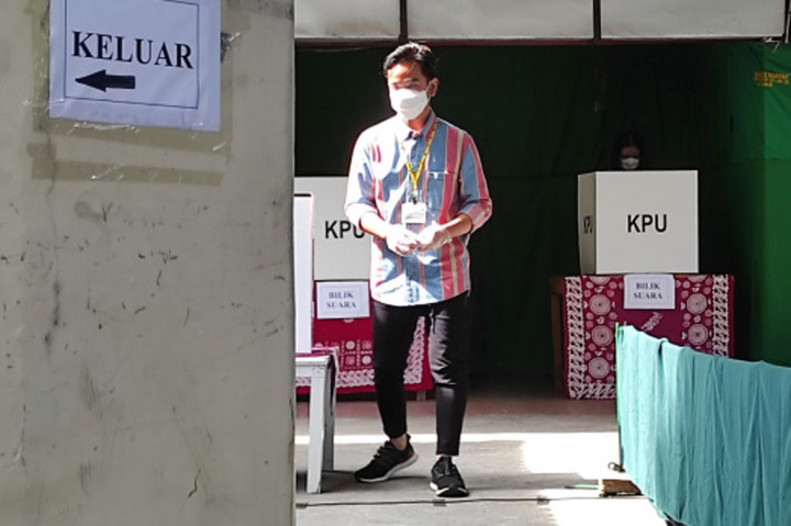 Gibran bersama Selvi kemudian mendaftar sebagai pemilih. Mereka pun masuk bilik, dan sesaat kemudian menunjukkan tinta di jari kelingking yang menjadi tanda telah mencoblos.