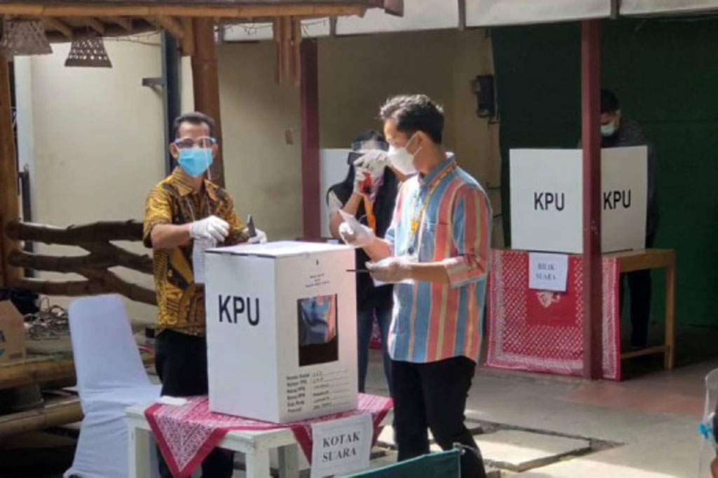 Diwawancara wartawan, Gibran mengucapkan terima kasih kepada petugas KPPS yang telah menjalankan tugasnya dengan baik. 