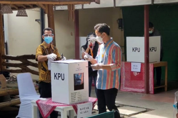 Diwawancara wartawan, Gibran mengucapkan terima kasih kepada petugas KPPS yang telah menjalankan tugasnya dengan baik. 
