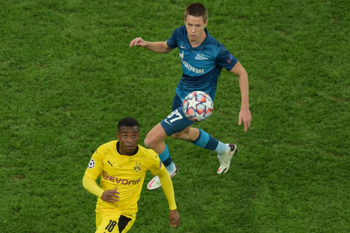 Pada pertandingan yang dimenangi Dortmund dengan skor 2-1 tersebut, Moukoko dimainkan sebagai pengganti Felix Passlack pada menit ke-58. Ia tercatat di laman resmi UEFA, sedang berusia 16 tahun 18 hari.