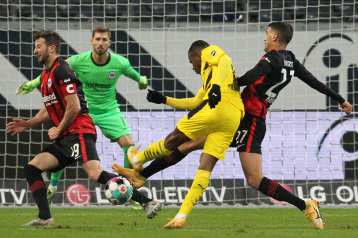 Moukoko memecahkan rekor yang sebelumnya digenggam Celestine Babayaro. Babayaro sebagai pemegang rekor sebelumnya saat berusia 16 tahun 87 hari, ketika dimainkan pada pertandingan Anderlecht melawan Steaua Bucharest yang berakhir imbang 1-1 pada 1994 silam