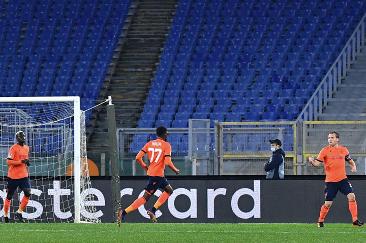 Keunggulan Lazio tidak bertahan lama. Pada menit ke-15 Brugge menyamakan kedudukan melalui proses yang mirip dengan gol pertama. Noa Lang mampu mematahkan perangkap offside dan kemudian melepaskan sepakan yang ditepis kiper Pepe Reina, bola kemudian disambar oleh Ruud Vormer.