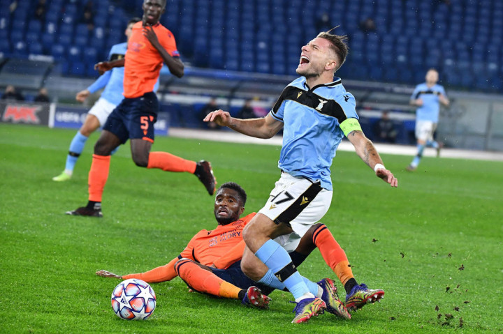 Wasit menghadiahkan penalti kepada Lazio akibat pelanggaran Clinton Mata terhadap Immobile di kotak terlarang.