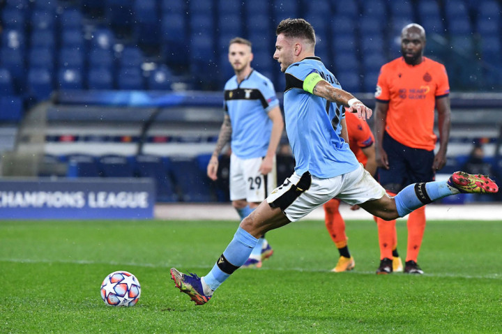 Lazio merestorasi keunggulan berkat eksekusi penalti Ciro Immobile pada menit ke-27.