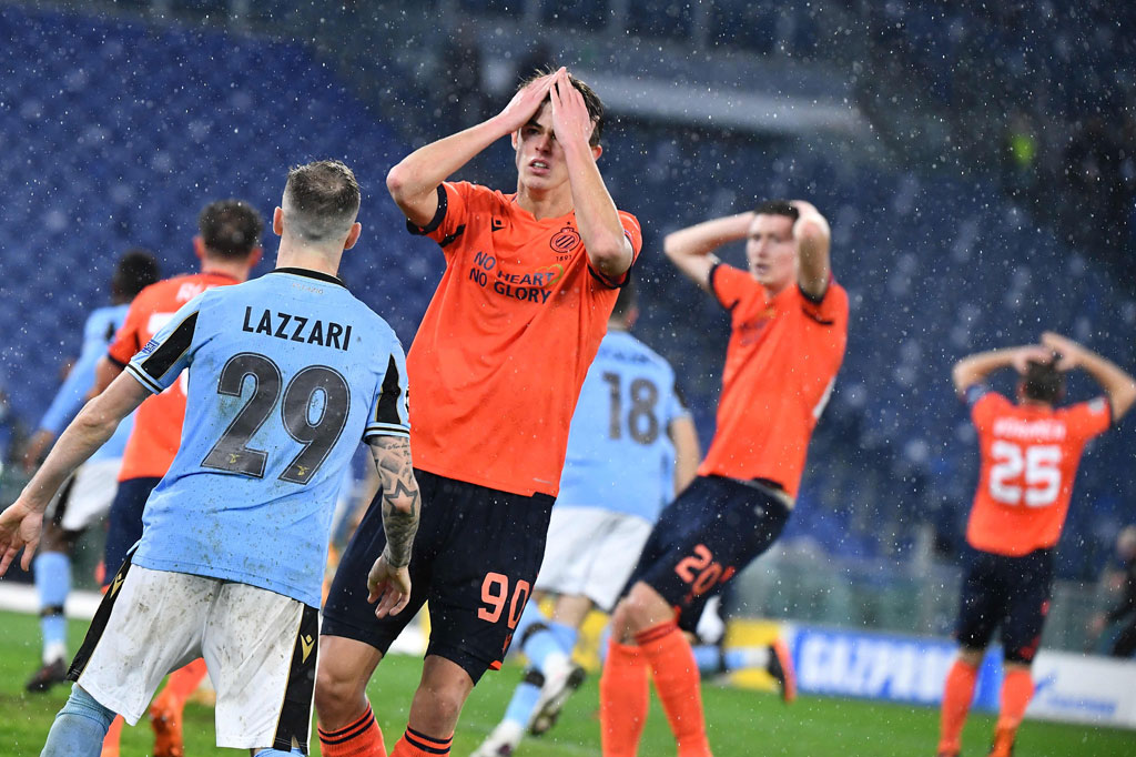 Menjelang laga usai Brugge memiliki satu peluang emas untuk berbalik unggul, namun sepakan Charles De Ketelaere masih membentur mistar gawang.