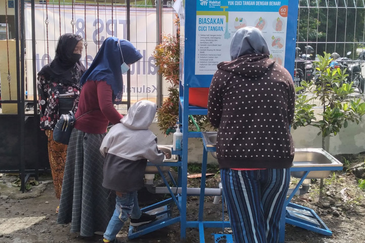 Ia mengatakan, untuk kepatuhan protokol kesehatan covid-19 dari para pengungsi juga sudah cukup baik sesuai dengan SOP yang ada. 