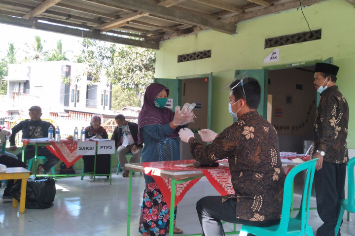 Ratusan pengungsi tanggap darurat bencana erupsi Gunung Merapi yang menempati barak pengungsian Glagaharjo menggunakan hak suara pada Pemilihan Bupati dan Wakil Bupati Sleman 2020 di tempat pemungutan suara (TPS) khusus di TK ABA Glagaharjo, Rabu 9 Desember 2020.