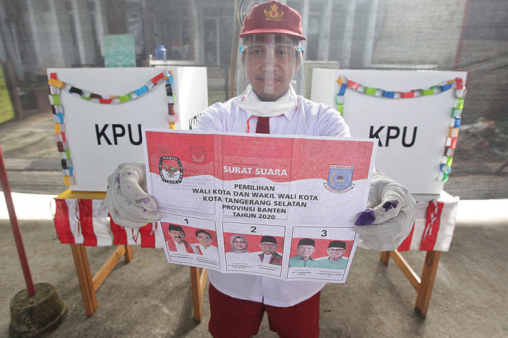 Anggota Kelompok Penyelenggara Pemungutan Suara (KPPS) mengenakan seragam sekolah di TPS 49 Cendana Residence, Tangerang Selatan, Banten, Rabu, 8 Desember 2020.