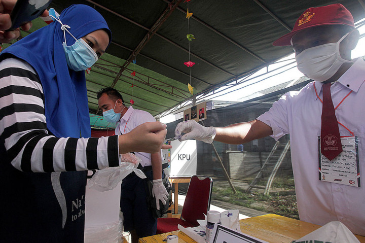 Lalu nomor urut dua yakni pasangan Siti Nur Azizah-Ruhamaben yang diusung Partai Demokrat, PKB, dan PKS. Lalu nomor urut tiga yakni pasangan Benyamin Davnie-Pilar Saga Ichsan yang diusung Partai Golkar. 