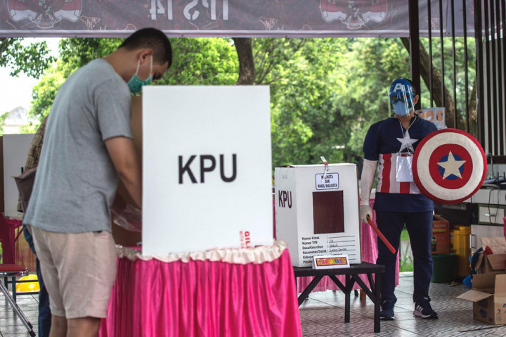 Jika di Pilkada Kota Tangerang Selatan ada TPS bernuansa sekolah, di sebuah TPS di Surabaya, Jawa Timur beberapa petugas Kelompok Penyelenggara Pemungutan Suara (KPPS) mengenakan pakaian pahlawan super (Superhero). 