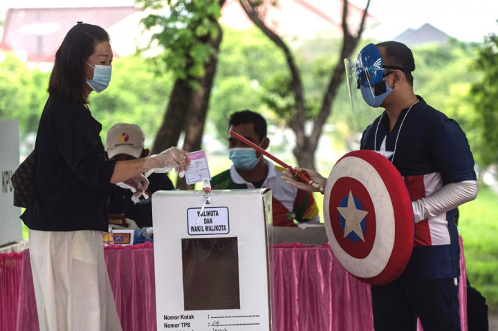 Petugas KPPS yang mengenakan kostum Captain America, Batman, Superman tersebut berada di TPS 14 Kelurahan Jeruk, Kecamatan Lakarsantri. Mereka juga melengkapi diri dengan masker, face shield dan sarung tangan.