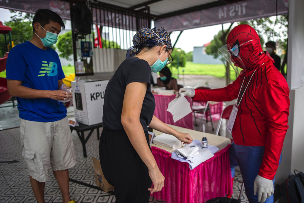 Protokol kesehatan untuk mencegah penularan virus korona (covid-19) dilaksanakan dengan ketat di TPS tersebut.