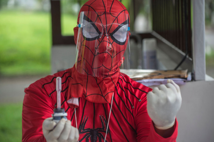 Semua warga yang akan menggunakan hak pilihnya dalam Pilkada Kota Surabaya 2020 tersebut harus memakai masker, mencuci tangan sebelum memasuki TPS, dan diberi sarung tangan plastik sekali pakai. Mereka juga dicek suhu tubuhnya oleh petugas.