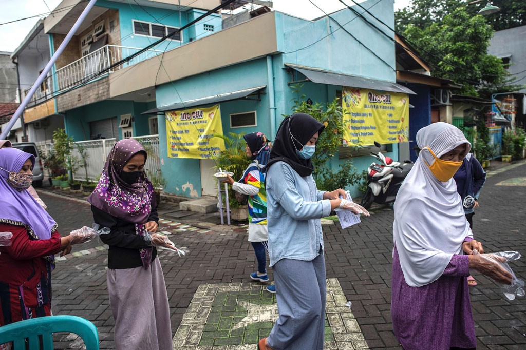 Petugas juga berulangkali mengumumkan protokol kesehatan tersebut melalui pengeras suara. 
