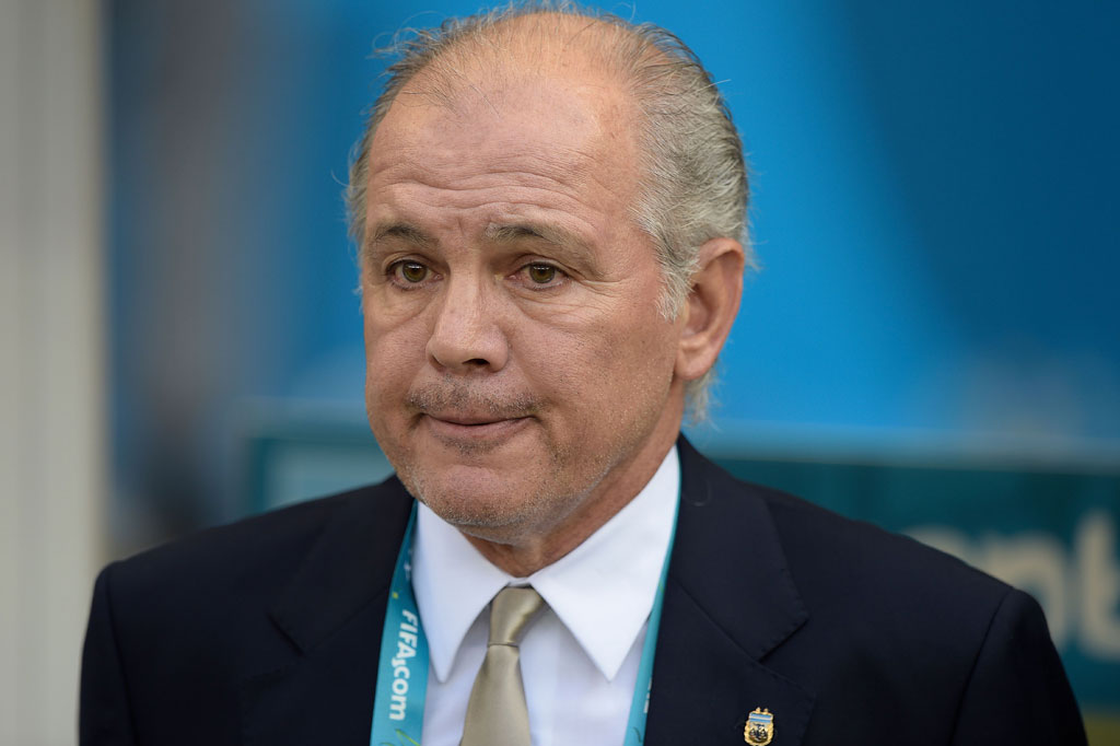 Mantan pelatih timnas Argentina Alejandro Sabella meninggal dunia di usia 66 tahun. Sabella meninggal karena sakit berkepanjangan setelah menjalani operasi perawatan jantung darurat, sehari setelah Diego Maradona meninggal.