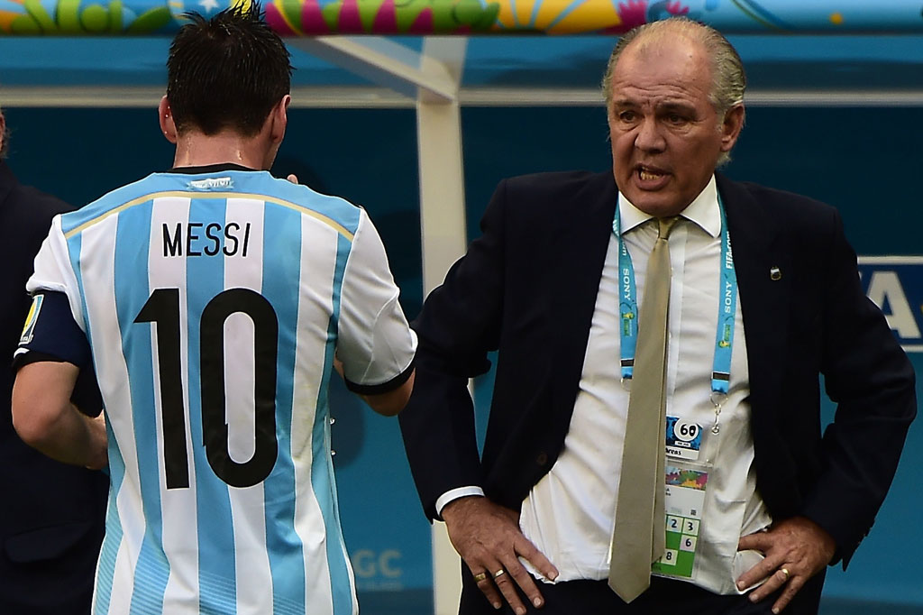 Selain AFA, Lionel Messi juga mengucapkan bela sungkawa atas kepergian mantan pelatihnya di timnas tersebut yang hampir membuatnya meraih trofi Piala Dunia 2014. 