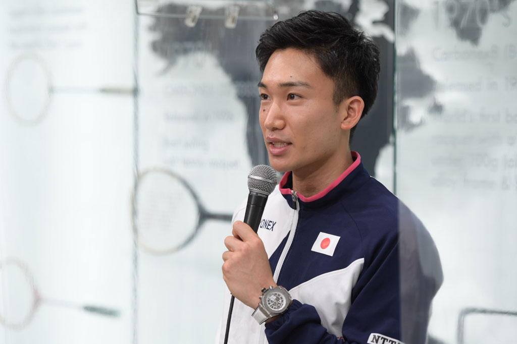 Bintang bulu tangkis asal Jepang Kento Momota, Rabu, 9 Desember 2020 mengumumkan akan kembali berkompetisi, hampir setahun setelah menepi karena cedera parah yang dideritanya akibat kecelakaan mobil.