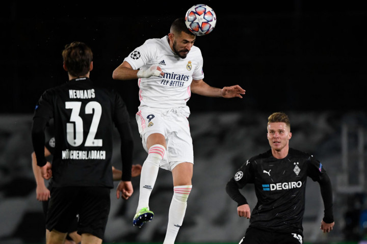 Setelah turun minum, Real kembali tampil agresif. Benzema hampir melengkapi trigolnya saat ia kembali menanduk bola, beruntung Sommer mampu menggagalkannya.