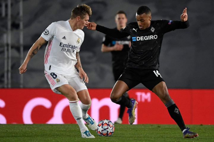 Bukan hanya Benzema yang mengancam gawang tim Jerman itu. Toni Kroos turut menebar ancaman lewat sepakan melengkung yang masih melebar dari gawang Sommer.