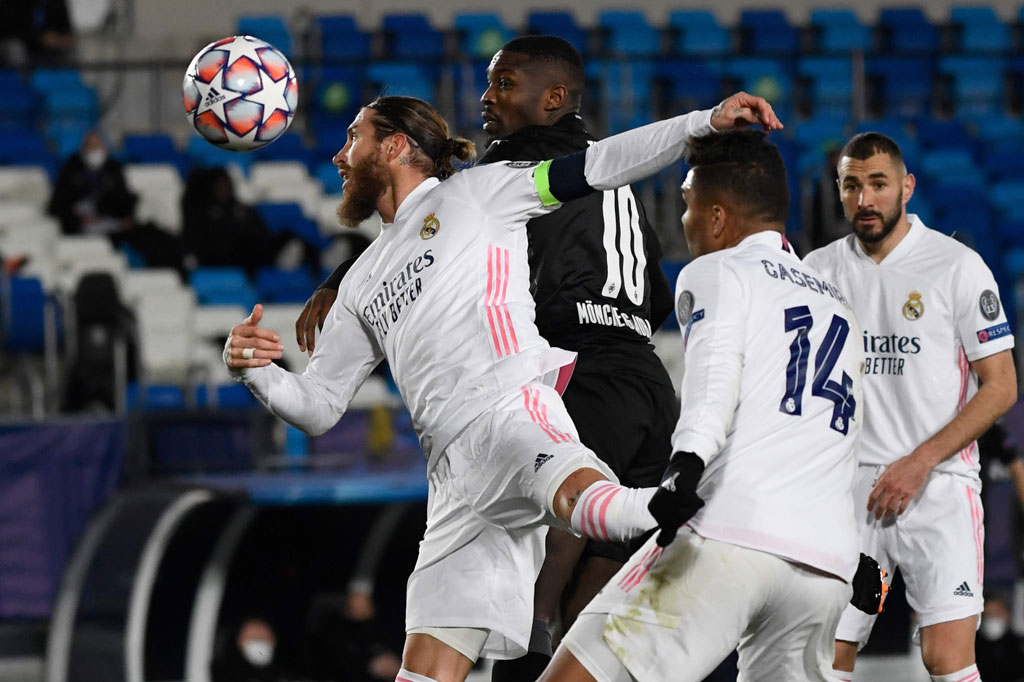 Madrid kembali menebar ancaman. Kali ini lewat tandukan Sergio Ramos, namun masih dapat ditepis Sommer. Kemudian bola pantul disambar Benzema yang membentur mistar gawang. Tidak ada tambahan gol lagi hingga laga usai.