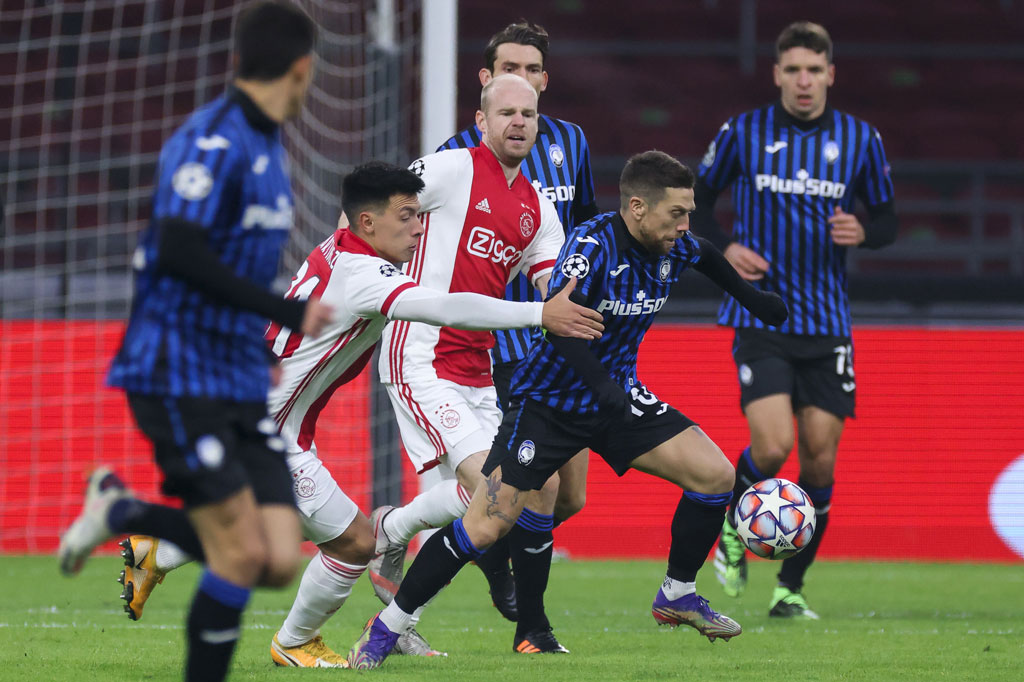 Sejak awal laga, kedua tim yang membutuhkan kemenangan untuk lolos ke babak 32 besar langsung memeragakan permainan terbuka. Baik Ajax maupun Atalanta sama-sama mengandalkan kecepatan di kedua sayapnya. Serangan terjadi silih berganti, namun bola selalu mental kala memasuki lini pertahanan masing-masing.