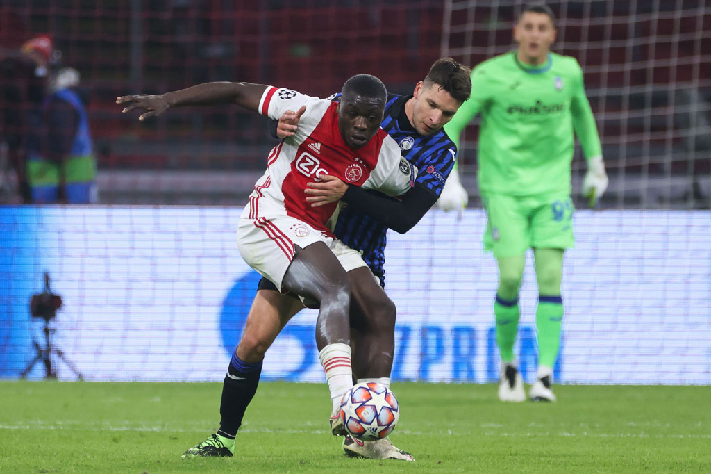 Tak ada peluang berbahaya tercipta pada babak pertama. Satu-satunya peluang didapat tuan rumah lewat sundulan penyerang Brian Brobbey di penghujung laga, dan itupun masih terlalu lemah.