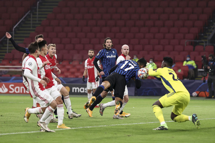 Kiper Andre Onana melakukan penyelamatan gemilang untuk menyelamatkan gawang Ajax dari ancaman Matteo Pessina pada menit ke-67, yang berawal dari kesalahannya sendiri.