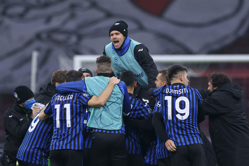 La Dea finis di urutan kedua dengan koleksi 11 poin, tertinggal dua poin dari The Reds yang sejak pekan lalu sudah memastikan diri sebagai juara Grup D, sedangkan Ajax (7) harus rela terlempar ke babak 32 besar Liga Europa.