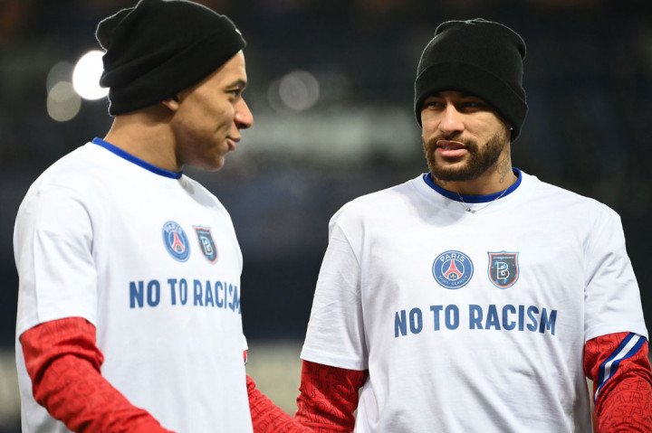 Para pemain Paris Saint-Germain dan Istanbul Basaksehir sama-sama mengenakan kaos yang berbalutkan pesan antirasisme jelang lanjutan pertandingan Grup H Liga Champions di Parc des Princes, Paris, Prancis, Kamis, 10 Desember 2020 dini hari WIB.