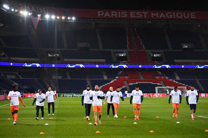 Pertandingan itu sedianya sudah dimainkan sehari sebelumnya, tetapi terhenti sejak menit ke-14 menyusul dugaan tindakan rasial oleh ofisial keempat pertandingan, Sebastian Coltescu, terhadap salah satu staf pelatih Basaksehir, Pierre Webo.