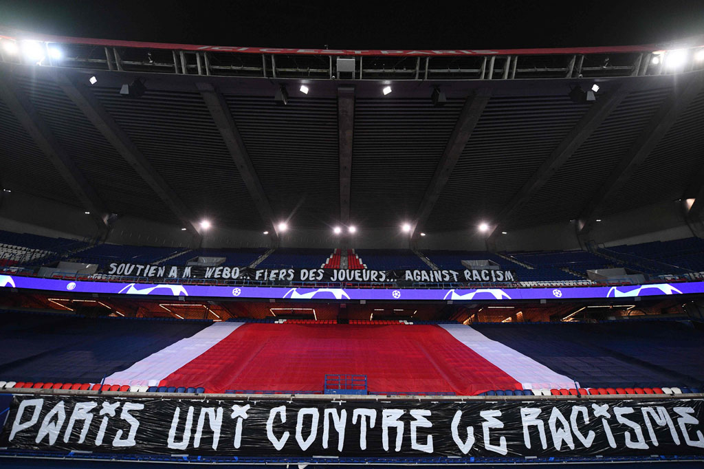 Selain kaos bertuliskan 'Katakan tidak kepada rasisme', dua spanduk berpesan antirasisme juga dipampangkan di Tribun Auteuil, yakni tribun sebelah utara belakang gawang di Parc des Princes. Spanduk pertama bertuliskan Mendukung Mr. Webo... Kebanggaan para pemain... Melawan rasisme', sedangkan spanduk kedua bertuliskan 'Paris bersatu melawan rasisme'.