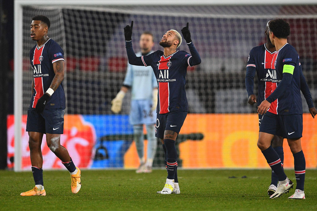 Neymar mengemas hat-trick untuk menyokong kemenangan PSG.