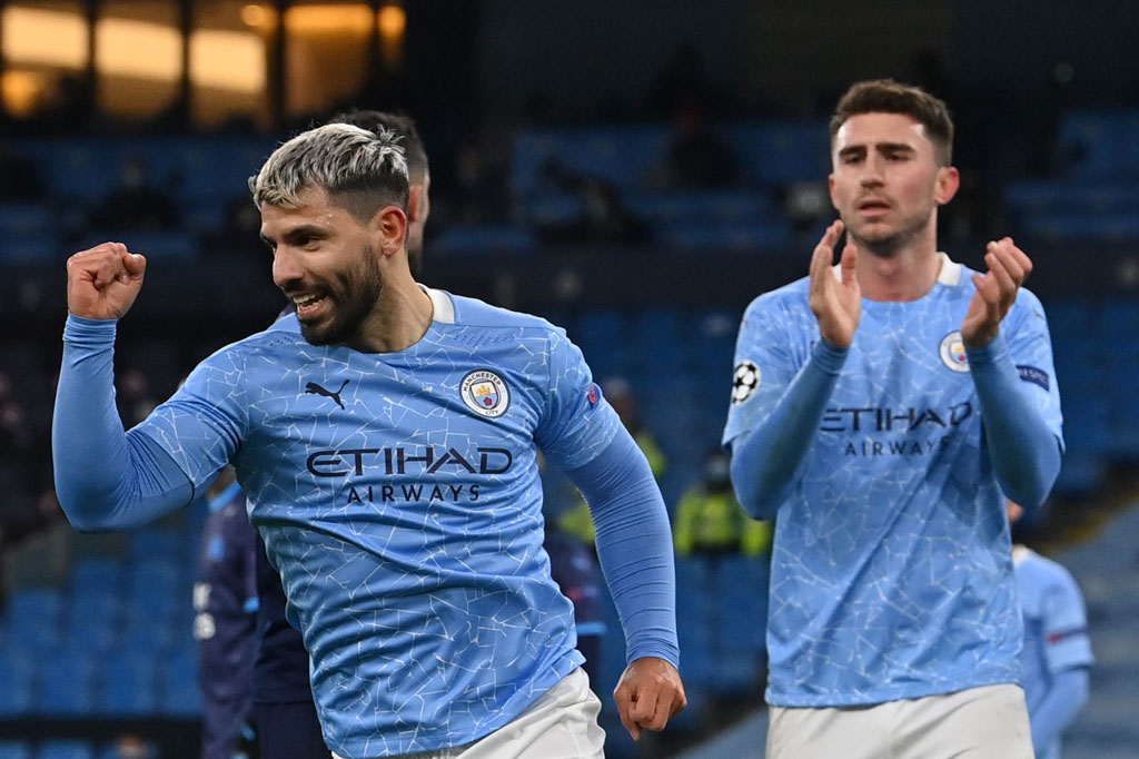 Sergio Aguero melakukan selebrasi usai membawa timnya unggul 2-0.