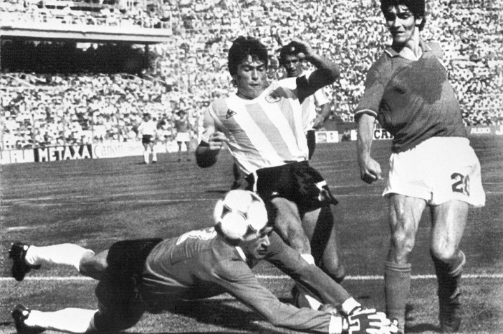 Striker Italia Paolo Rossi (kanan) berusaha mencetak gol ke gawang Argentina pada laga Piala Dunia 1982 di Spanyol, 29 Juni 1982. Pahlawan sekaligus legenda timnas Italia, Paolo Rossi meninggal dunia pada Kamis, 10 Desember 2020 pagi WIB.
