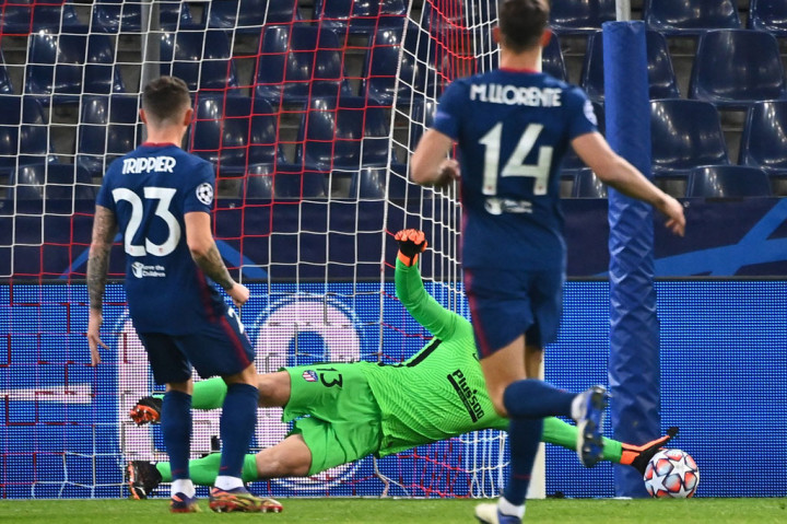 Salzburg hampir mengawali start dengan sempurna saat operan Sekou Koita disambar Mergim Berisha yang tidak dapat dihentikan kiper Jan Oblak. Sayang bola membentur tiang gawang. Peluang berikutnya dimiliki Koita, yang tembakannya berhasil diblok kiper Oblak.