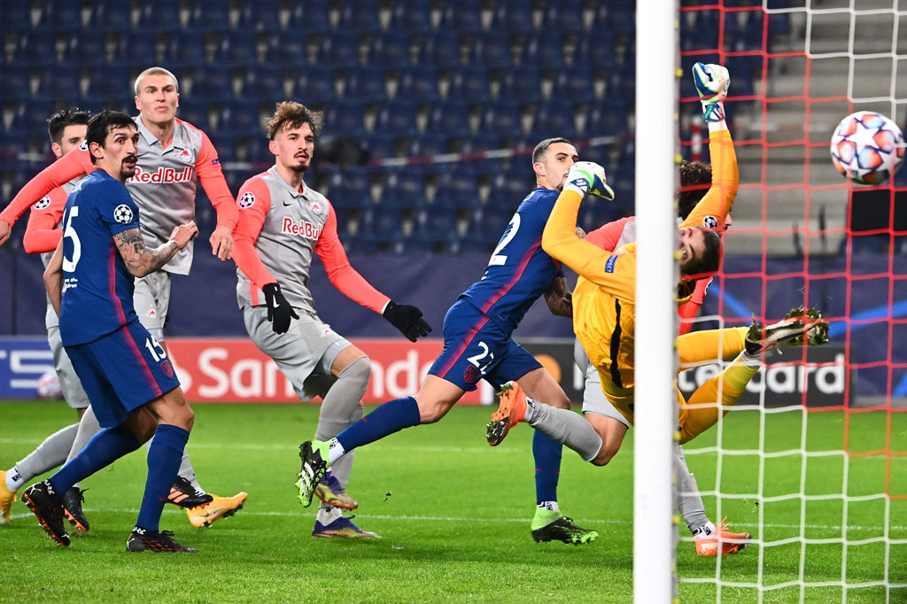 Terus mendapat gempuran dari tuan rumah, justru Atletico yang berhasil memecah kebuntuan pada menit ke-39. Dari tendangan bebas yang dilepaskan Yannick Carrasco, bola lantas diteruskan Mario Hermoso untuk membobol gawang tuan rumah. Keunggulan 1-0 bertahan sampai turun minum.