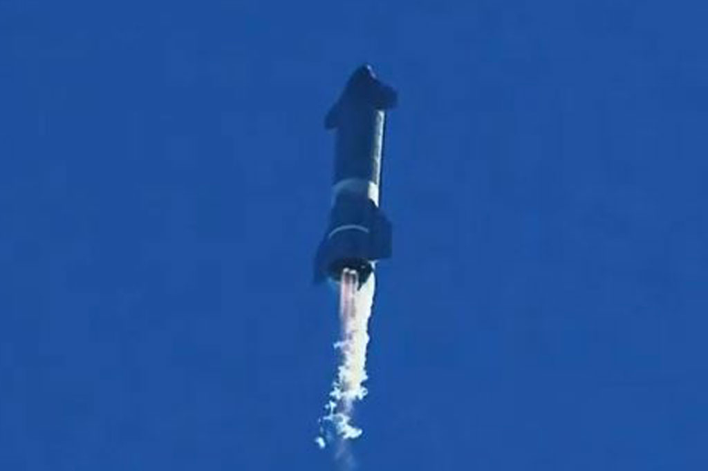 Setelah 4 menit 45 detik penerbangan, mesin ketiga mati dan roket mulai turun ke posisi yang diharapkan.