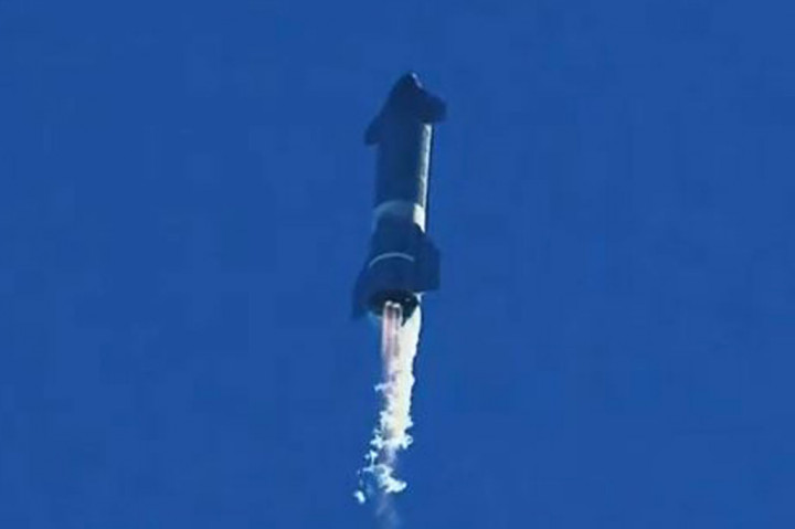 Setelah 4 menit 45 detik penerbangan, mesin ketiga mati dan roket mulai turun ke posisi yang diharapkan.