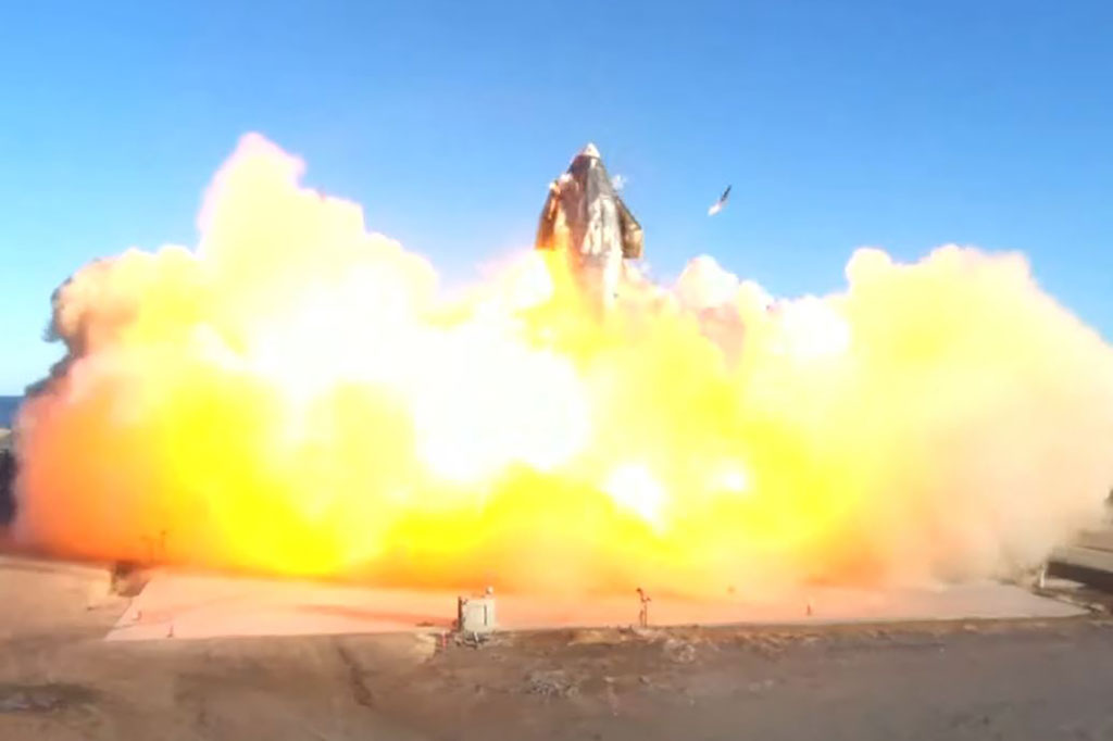 Prototipe roket Starship SN8 SpaceX meledak saat mendarat usai uji terbang di landasan pendaratan fasilitas pengujian Boca Chica, Texas, Rabu, 9 Desember 2020 waktu setempat.