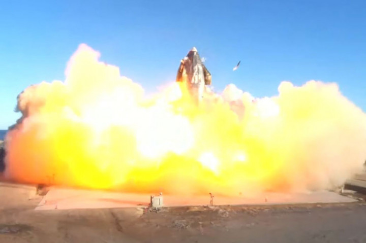 Prototipe roket Starship SN8 SpaceX meledak saat mendarat usai uji terbang di landasan pendaratan fasilitas pengujian Boca Chica, Texas, Rabu, 9 Desember 2020 waktu setempat.
