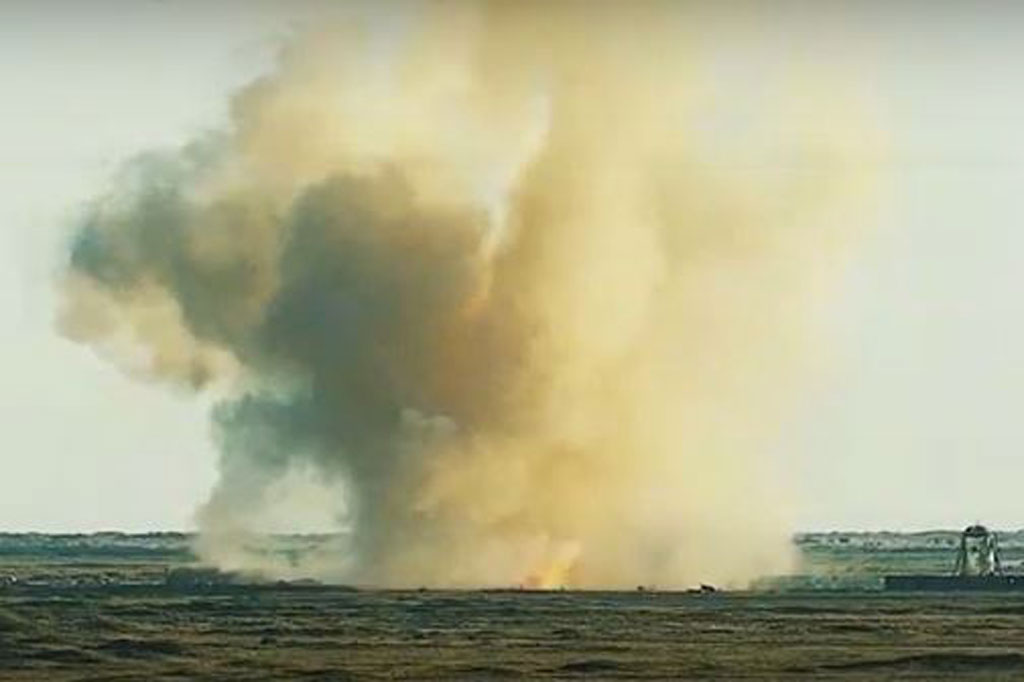 Ledakan roket tersebut menimbulkan bola api raksasa dan meninggalkan puing-puing serta debu yang beterbangan.