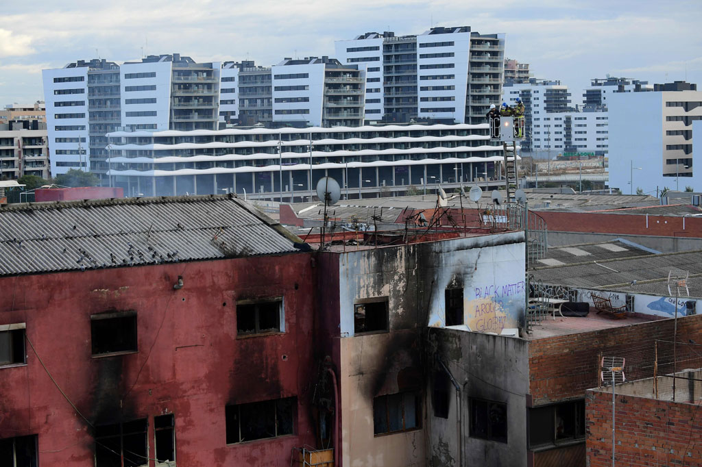 Gambar yang disiarkan di televisi lokal dan media sosial menunjukkan api besar yang menjalar dari gedung, sementara beberapa orang bergelantungan di jendela mencoba menyelamatkan diri.