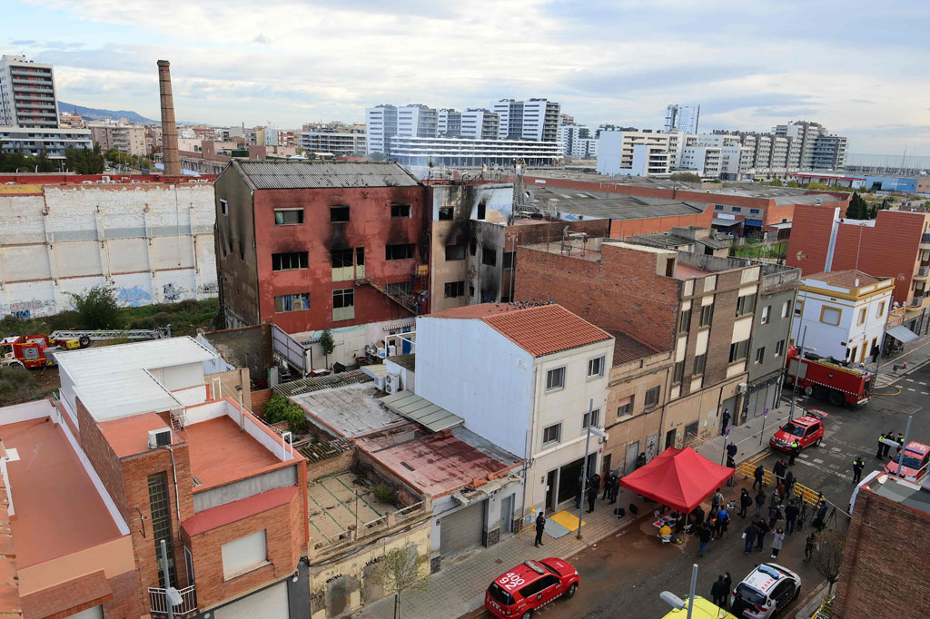 Petugas pemadam kebakaran mengatakan di Twitter bahwa mereka sejauh ini telah menemukan dua mayat di dalamnya, dan menambahkan bahwa bangunan tersebut bisa runtuh.