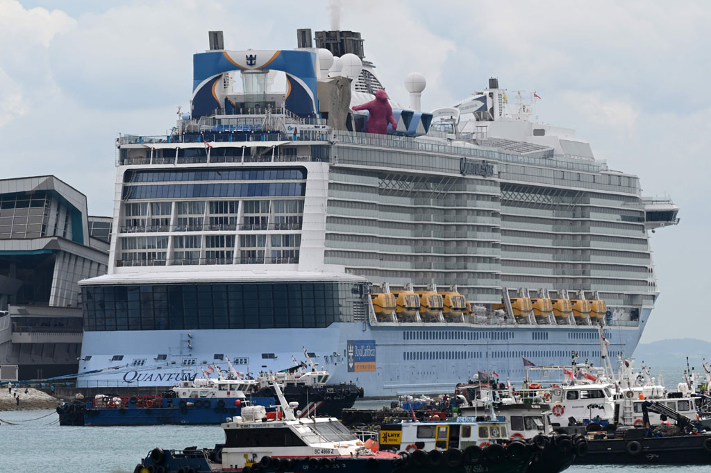 'Pelayaran tanpa tujuan' oleh Royal Caribbean adalah salah satu pelayaran pertamanya sejak perusahaan menghentikan operasi global pada Maret karena virus korona. Terdapat 1.680 tamu dan 1.148 anggota kru di dalamnya.