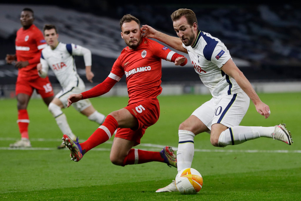 Robby Kane membuang kesempatan untuk menggandakan keunggulan pada menit ke-68. Sundulannya menyambut bola tendangan sudut masih melambung.