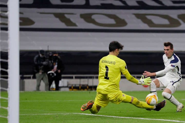 Tak berselang lama, Lo Celso yang bermain apik dalam pertandingan ini mencatatkan namanya di papan skor. Dia sukses menggetarkan jala gawang Antwerp setelah menyelesaikan umpan terukur Harry Kane. Tottenham menang 2-0.