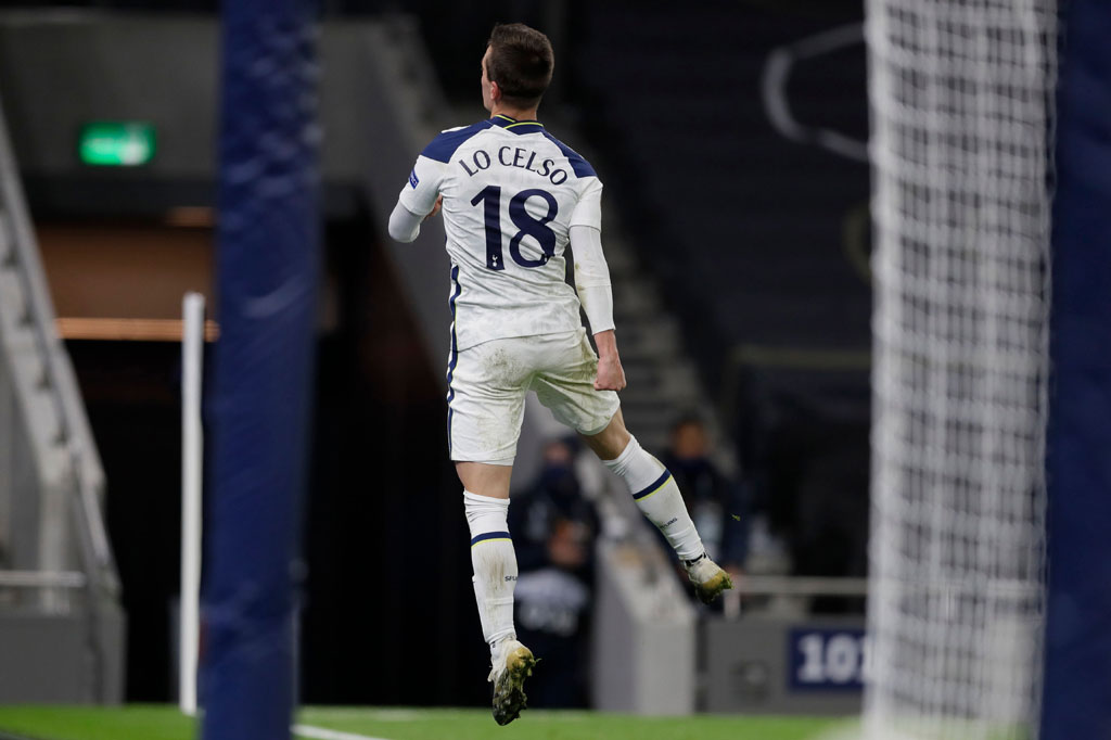 Lo Celco melakukan selebrasi usai mencetak gol ke gawang tim tamu.