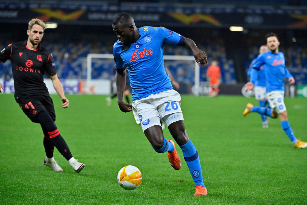 Napoli yang ingin mengunci posisi pertama di Grup F tampil dengan kekuatan penuh. Meski begitu mereka tak terlalu bernafsu untuk mengurung pertahanan Sociedad dan lebih banyak memainkan bola di area tengah.