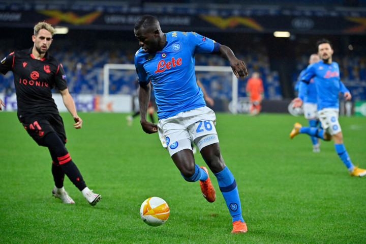 Napoli yang ingin mengunci posisi pertama di Grup F tampil dengan kekuatan penuh. Meski begitu mereka tak terlalu bernafsu untuk mengurung pertahanan Sociedad dan lebih banyak memainkan bola di area tengah.